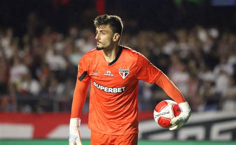 rafael assiste a um jogo de futebol todo domingo